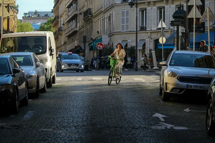 Le contresens vélo est indiqué par un marquage au sol