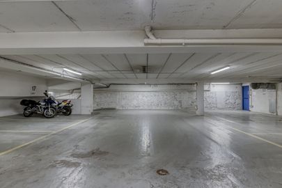 Parking Métro Georges V - rue de Berri - Paris 8