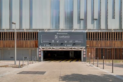 Parking UGC Ciné Cité Confluence - cours Charlemagne - Lyon 2