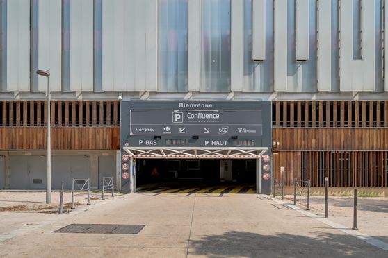 Vignette parking UGC Ciné Cité Confluence - cours Charlemagne - Lyon 2