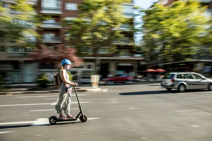Le casque a été rendu obligatoire à trottinette électrique à Paris et en petite couronne.