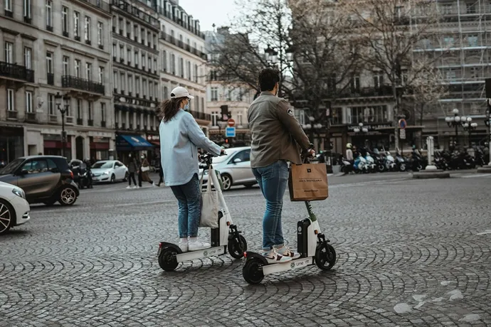 Les trottinettes électriques débridées peuvent être très dangereuses