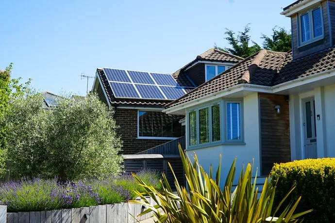 L'installation de panneaux solaires se démocratise de plus en plus